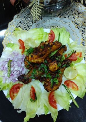 A picture of Pery pery grilled chicken with sauce.