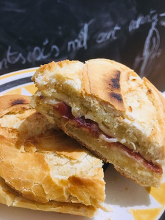 Una foto de Bocata calentito de queso fundido y jamón serrano en sartén