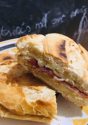 Foto principal de Bocata calentito de queso fundido y jamón serrano en sartén
