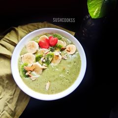 A picture of Green smoothie bowl.