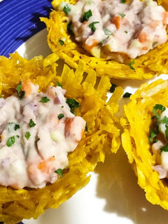 Una foto de Cestas de plátano verde, rellenas de ensalada de atún