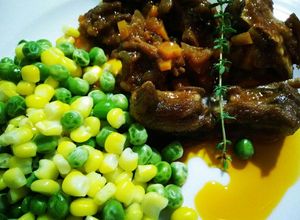 Hình của món Sườn cừu hầm vang đỏ.