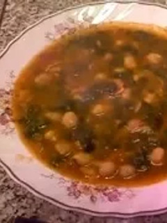 Una foto de Garbanzos con espinacas y bacón