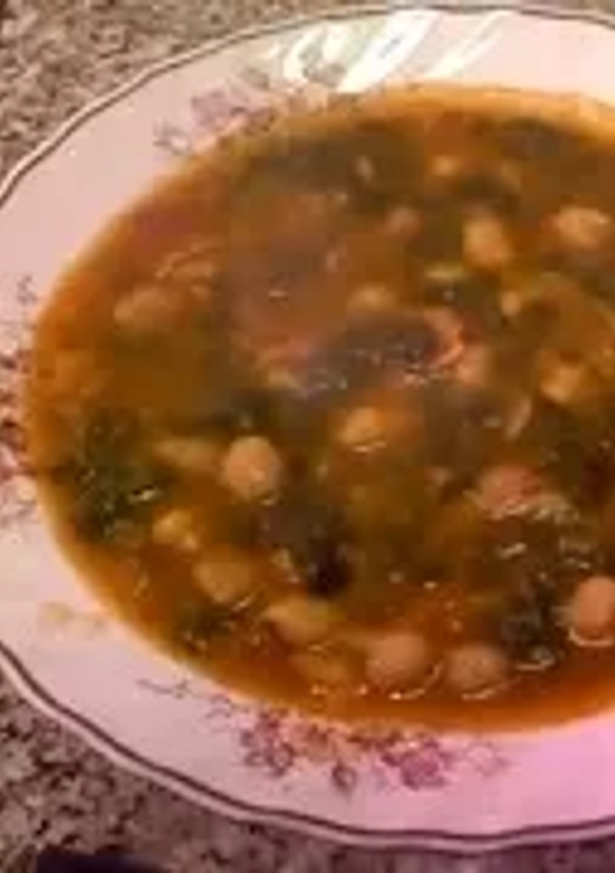 Una foto de Garbanzos con espinacas y bacón
