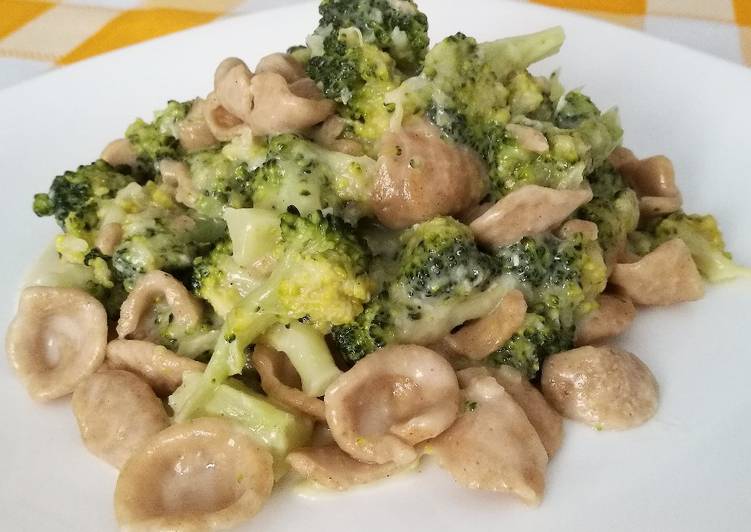 Step-by-Step Guide to Prepare Qualsiasi sera della settimana Orecchiette cremose con gorgonzola e broccoli