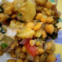 A picture of Simple alu cholay ki chaat.