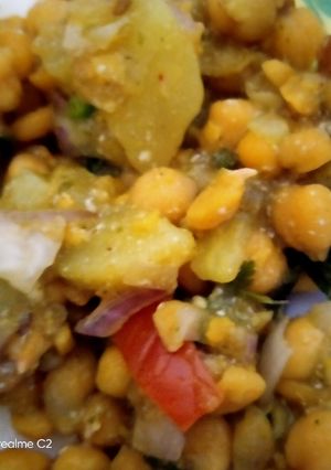 A picture of Simple alu cholay ki chaat.