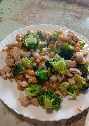 Una foto de Salteado de Pavo con Brócoli y Garbanzos