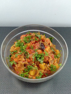 કોબી બટાકા ગાજર નું શાક (Kobi Bataka Gajar Shak Recipe In Gujarati) રેસીપી મુખ્ય ફોટો