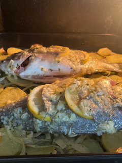 Una foto de Dorada al horno con patata panadera