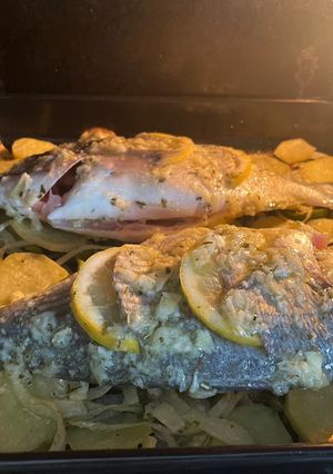 Una foto de Dorada al horno con patata panadera