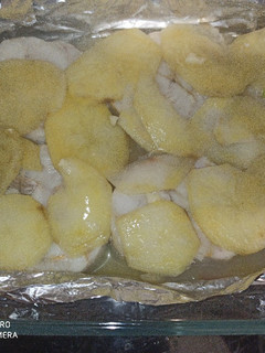 Una foto de Merluza al horno con patatas panaderas