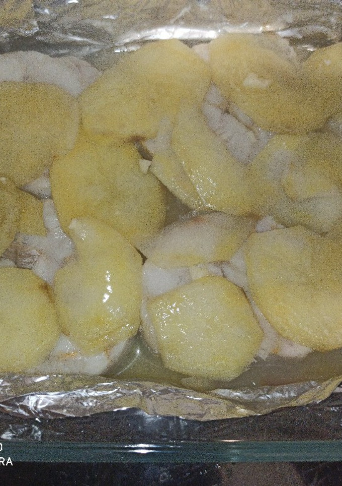 Una foto de Merluza al horno con patatas panaderas