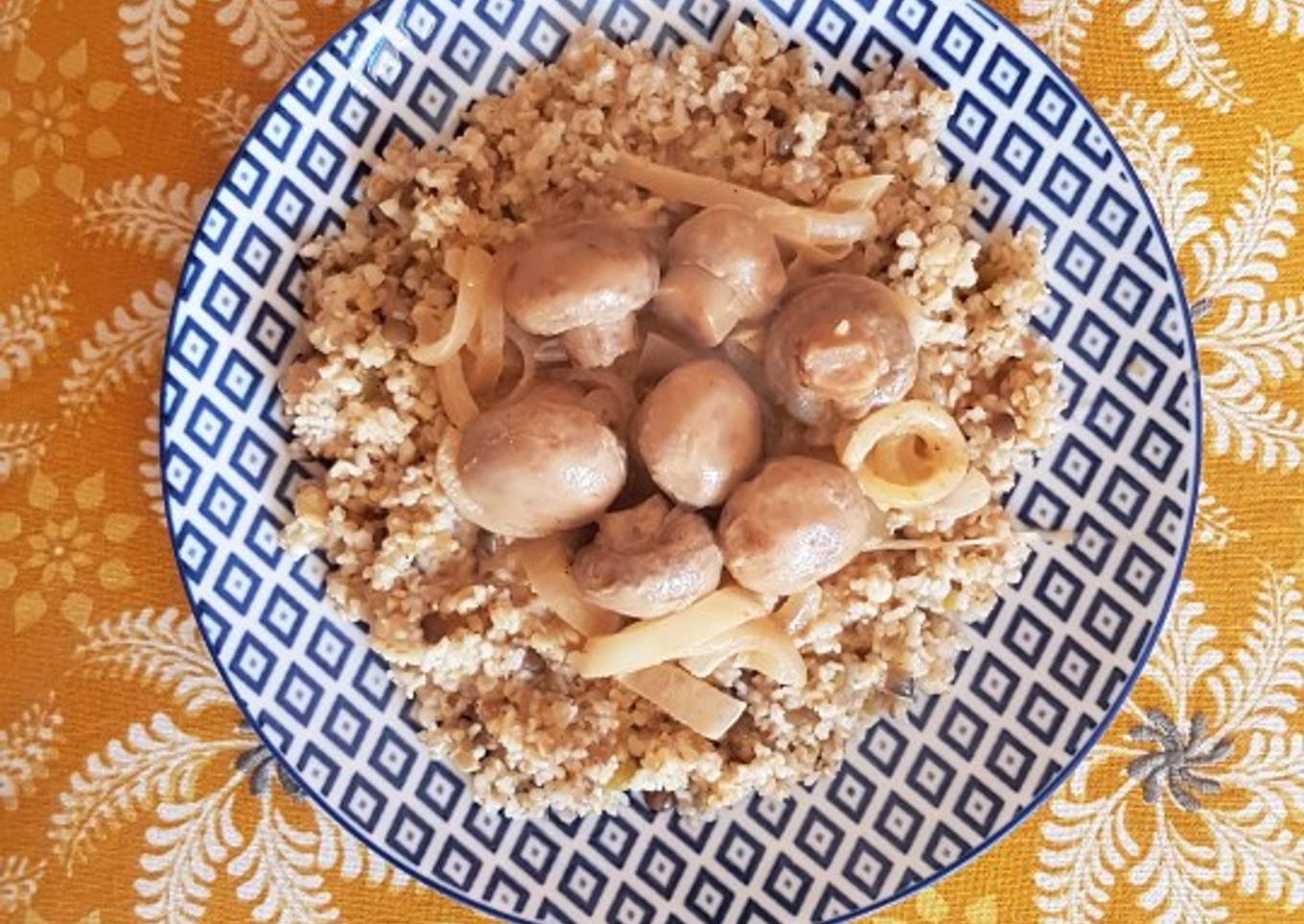Champiñones al tandoori con mezcla de legumbres y cereales