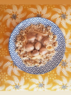 Una foto de Champiñones al tandoori con mezcla de legumbres y cereales