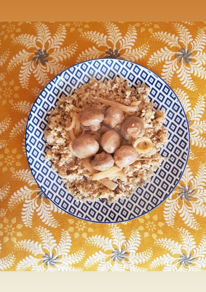 Una foto de Champiñones al tandoori con mezcla de legumbres y cereales