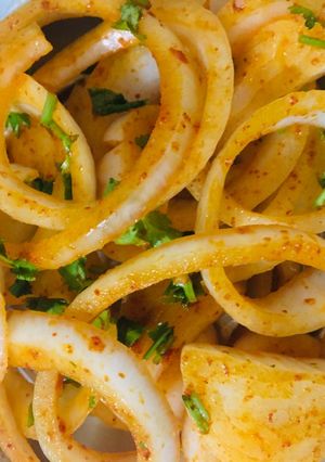 ઓનીયન લચ્છા સલાડ (Onion Lachha Salad Recipe In Gujarati) રેસીપી મુખ્ય ફોટો