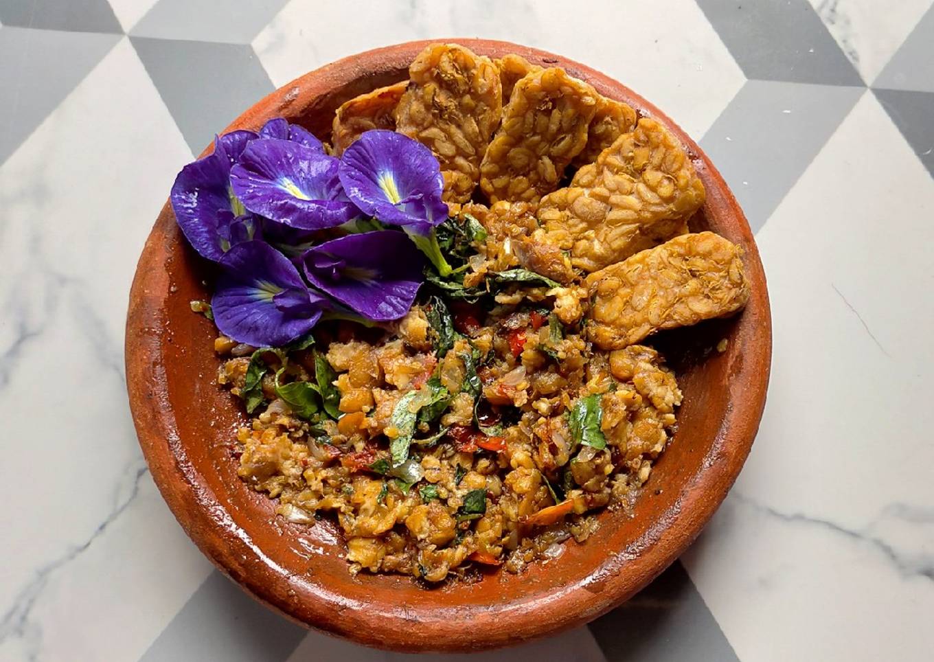 Sambal Tempe Kemangi dan Lalapan Bunga Telang