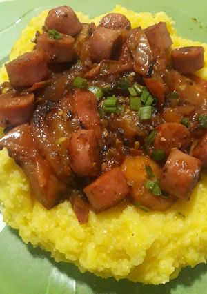 Una foto de Polenta con salsa de tomates asados y salchichas