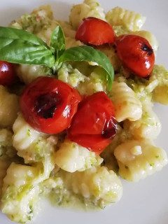 Foto di Gnocchetti sardi malloreddus con pesto di lattuga e pomodorini