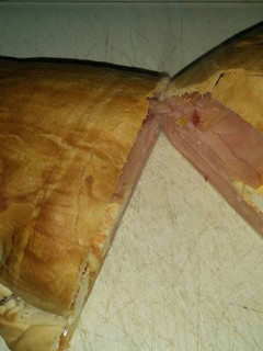 Una foto de Empanada gigante de jamón y queso (no vegan) de mi novio
