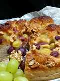 Süße Focaccia mit roten Trauben