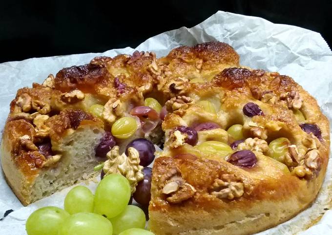 Süße Focaccia mit roten Trauben