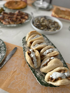 Una foto de Pan bao con carne mechada y salsa de yogurt