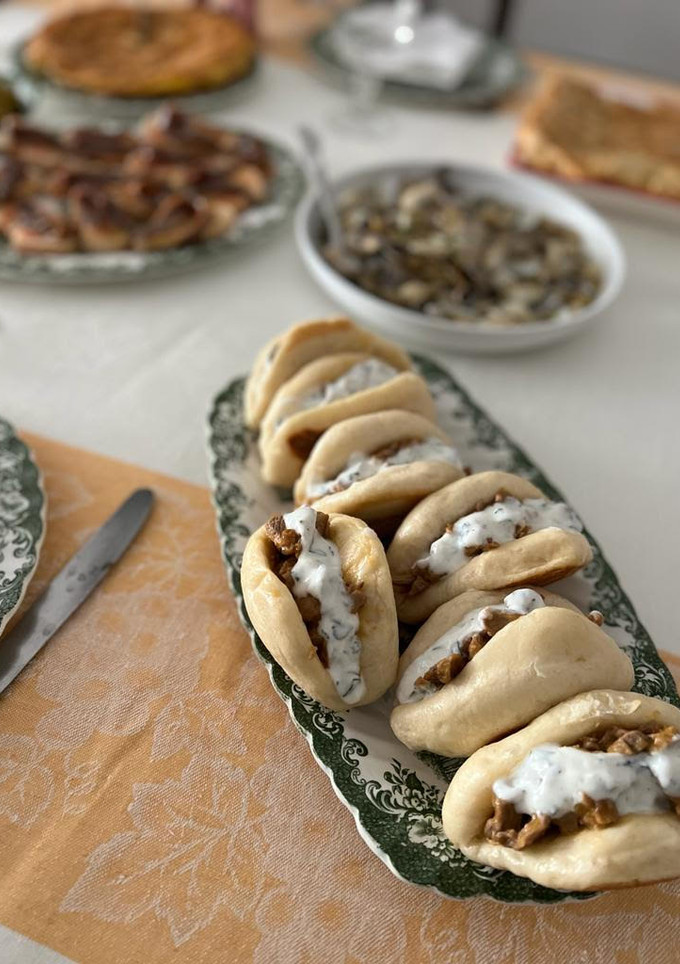 Una foto de Pan bao con carne mechada y salsa de yogurt