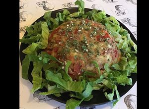Une photo de Tartare de concombre tomates citron et épices