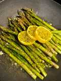 Espargos salteados com limão e ervas aromáticas