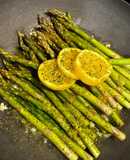 Espargos salteados com limão e ervas aromáticas