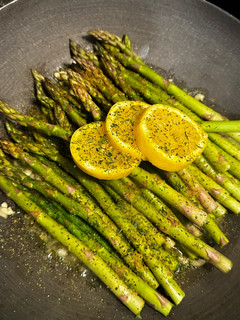 Foto de Espargos salteados com limão e ervas aromáticas