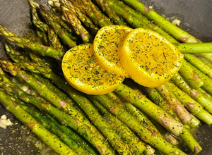 Foto de Espargos salteados com limão e ervas aromáticas