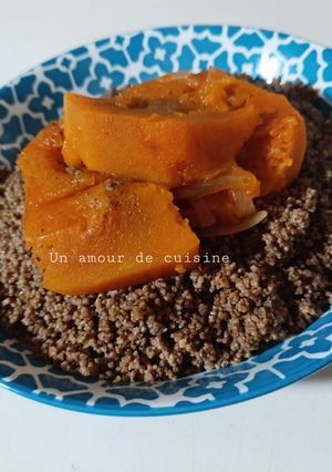 Une photo de Couscous noir au blé fermenté à la courge sauce rouge 🥣