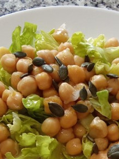 Una foto de Vinagreta de miel y mostaza rápido y fácil para ensalada de lechuga y garbanzo u otras