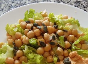 Foto principal de Vinagreta de miel y mostaza rápido y fácil para ensalada de lechuga y garbanzo u otras