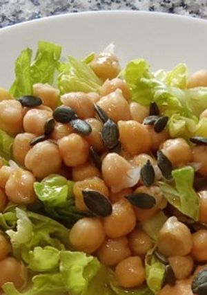 Una foto de Vinagreta de miel y mostaza rápido y fácil para ensalada de lechuga y garbanzo u otras