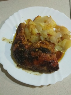 Una foto de Cuartos de pollo al horno con patatas 🐥