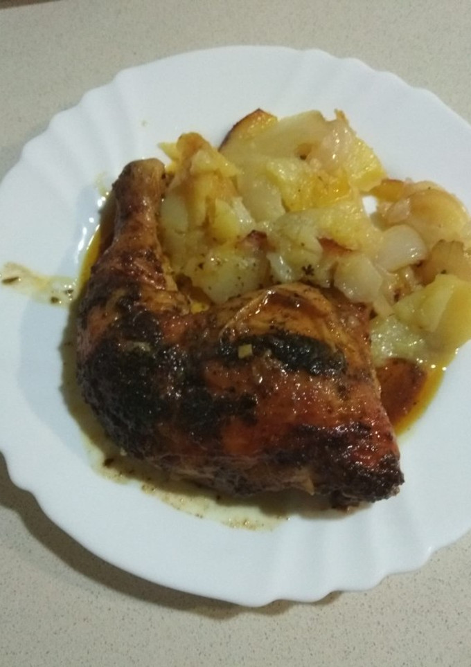 Una foto de Cuartos de pollo al horno con patatas 🐥