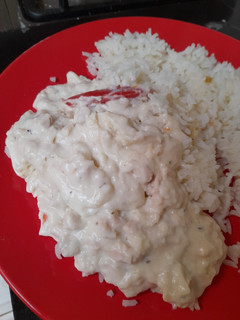 Una foto de Pollo con crema y romero