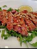 Tagliata di Tonno Fresco con Miele e Noci servita su Letto di Rucola