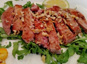 Foto di Tagliata di Tonno Fresco con Miele e Noci servita su Letto di Rucola