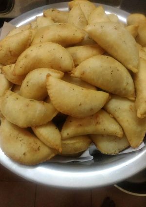 मावे की गुजिया (Mave ki gujiya recipe in hindi) रेसिपी मुख्य फोटो