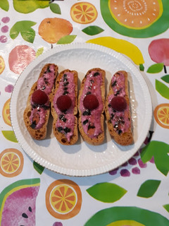 Una foto de Tostadas de remolacha con queso de nueces