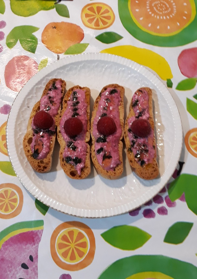 Una foto de Tostadas de remolacha con queso de nueces