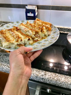 Una foto de Canelones caseros y salsa bechamel
