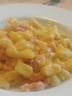 Una foto de Gnocchi carbonara