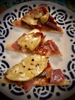 Una foto de Tostas de jamón ibérico con foie