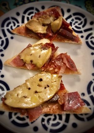 Una foto de Tostas de jamón ibérico con foie